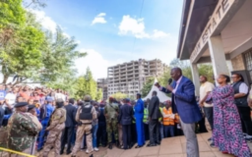 Kibra woman grips Ruto’s hand after push from bodyguard
