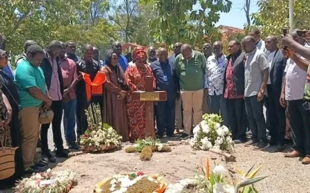 Uhuru visits Raila’s grave in Bondo day after burial
