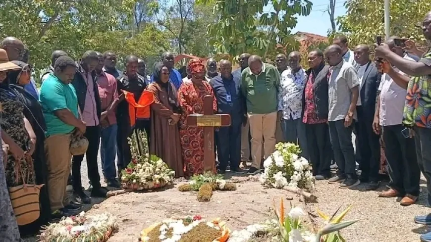 Uhuru visits Raila’s grave in Bondo day after burial