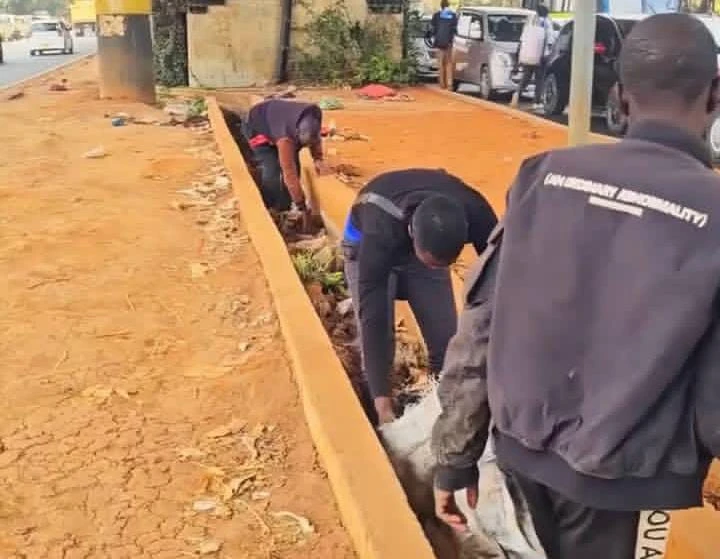 Mosiria makes pedestrians who skipped Nyayo footbridge collect litter