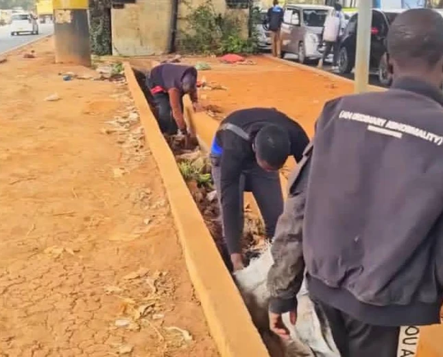 Mosiria makes pedestrians who skipped Nyayo footbridge collect litter