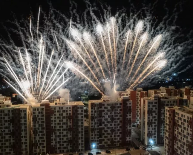 Fireworks as Ruto commissions Sh5.3bn Eldoret Pioneer estate, hands over keys to 2,157 homeowners